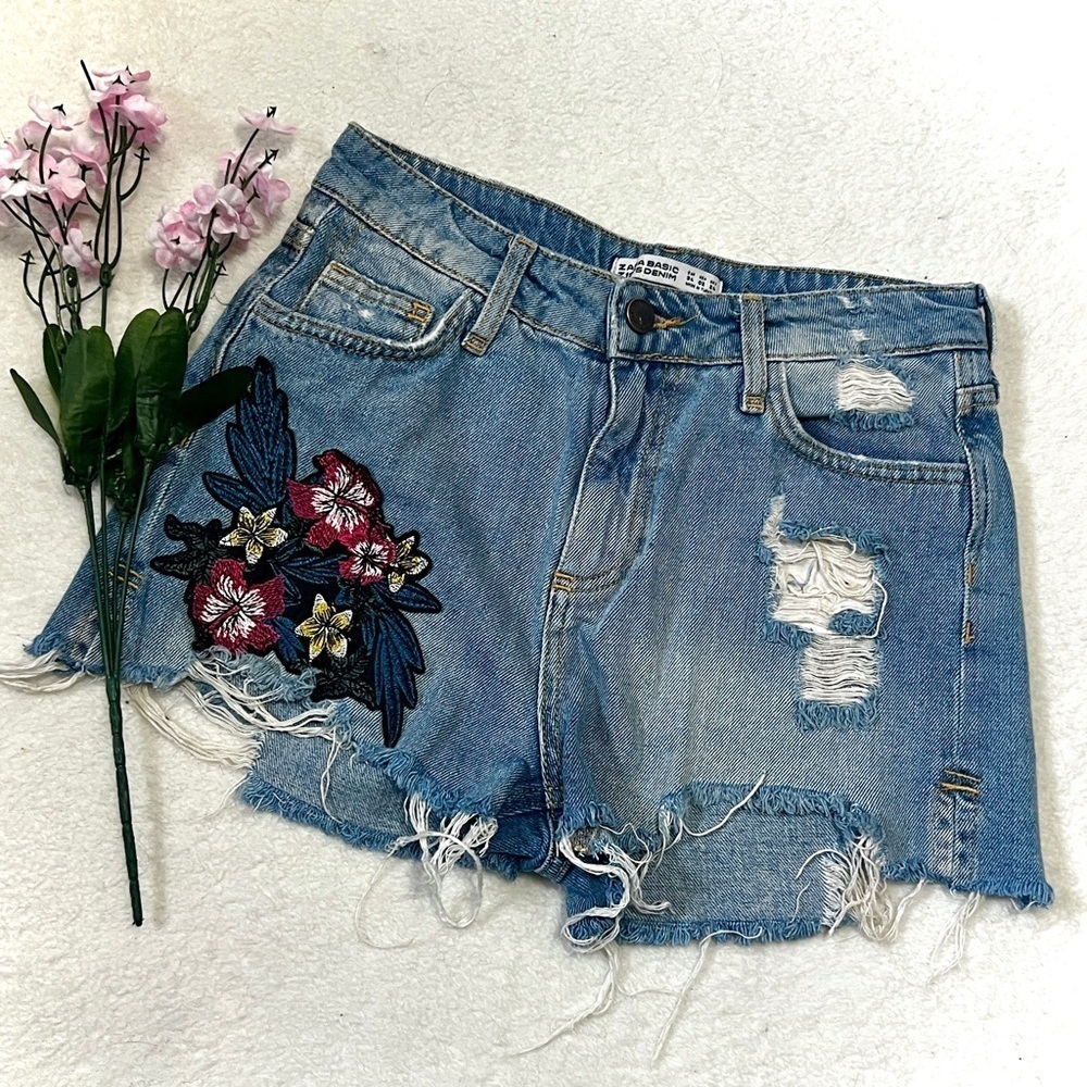 ZARA Distressed Floral Embroidered Patch Cut-Off Denim Short - Size 2 (26")